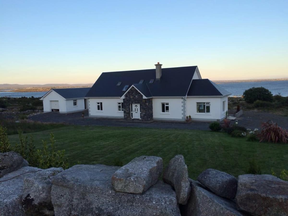 This stunning five bedroom home nestled at the foot of Cnoc Mordàin boasts unrivalled views over Kilkieran Bay and the islands therein. Located on theAtlantic Way, there are beaches, Rocky shorelines